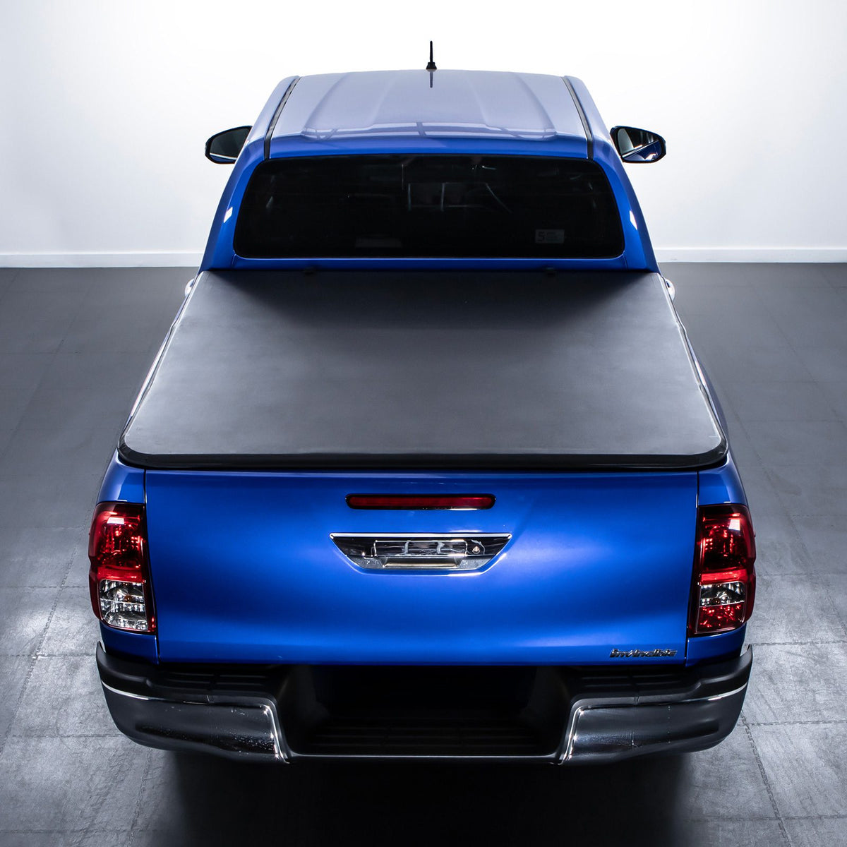 Black Tri-Fold Hard Tonneau Cover for Toyota Hilux MK7 Vigo 05-15