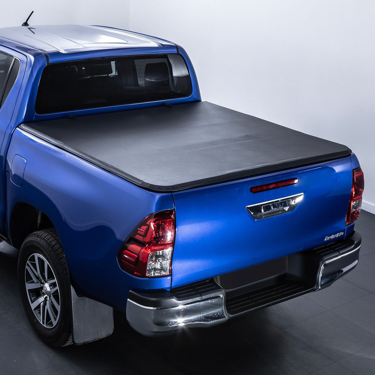 Locking Roll Top Soft Tonneau Cover for Mitsubishi L200 Triton 15-19
